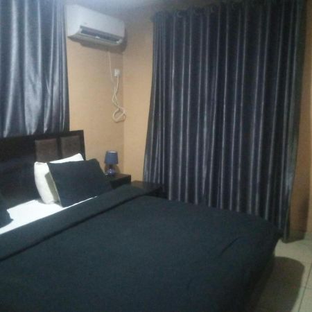 לגוס Staycation Suites And Apartment מראה חיצוני תמונה