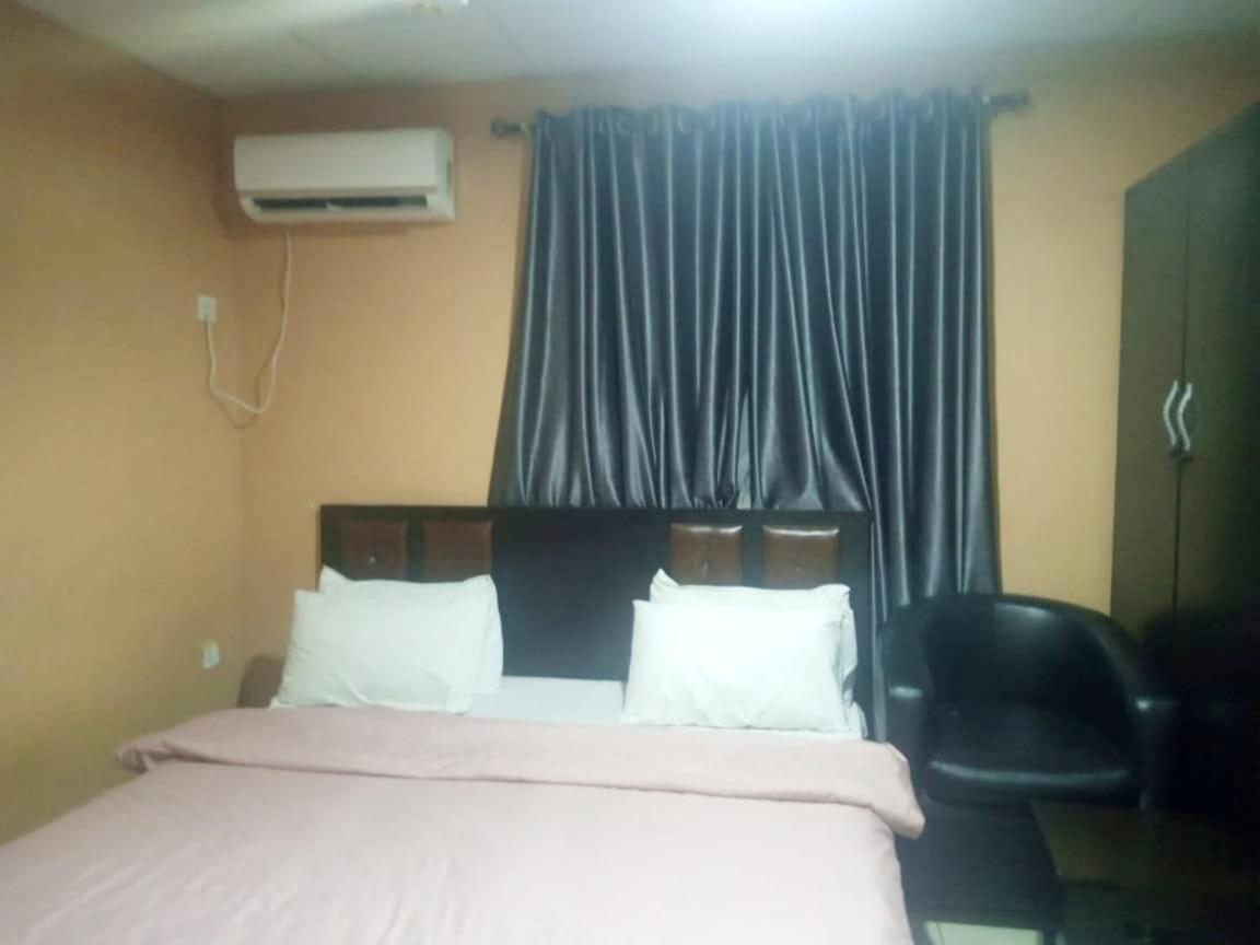 לגוס Staycation Suites And Apartment מראה חיצוני תמונה