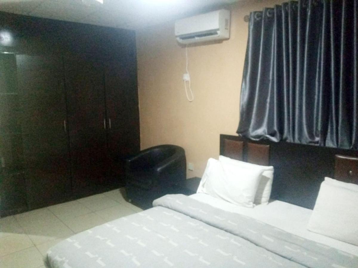 לגוס Staycation Suites And Apartment מראה חיצוני תמונה