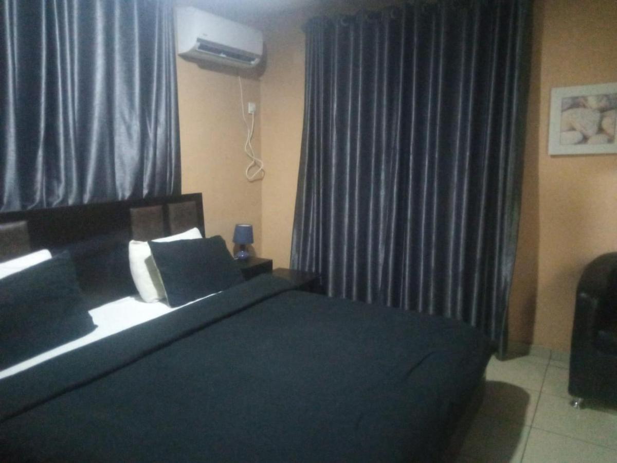 לגוס Staycation Suites And Apartment מראה חיצוני תמונה