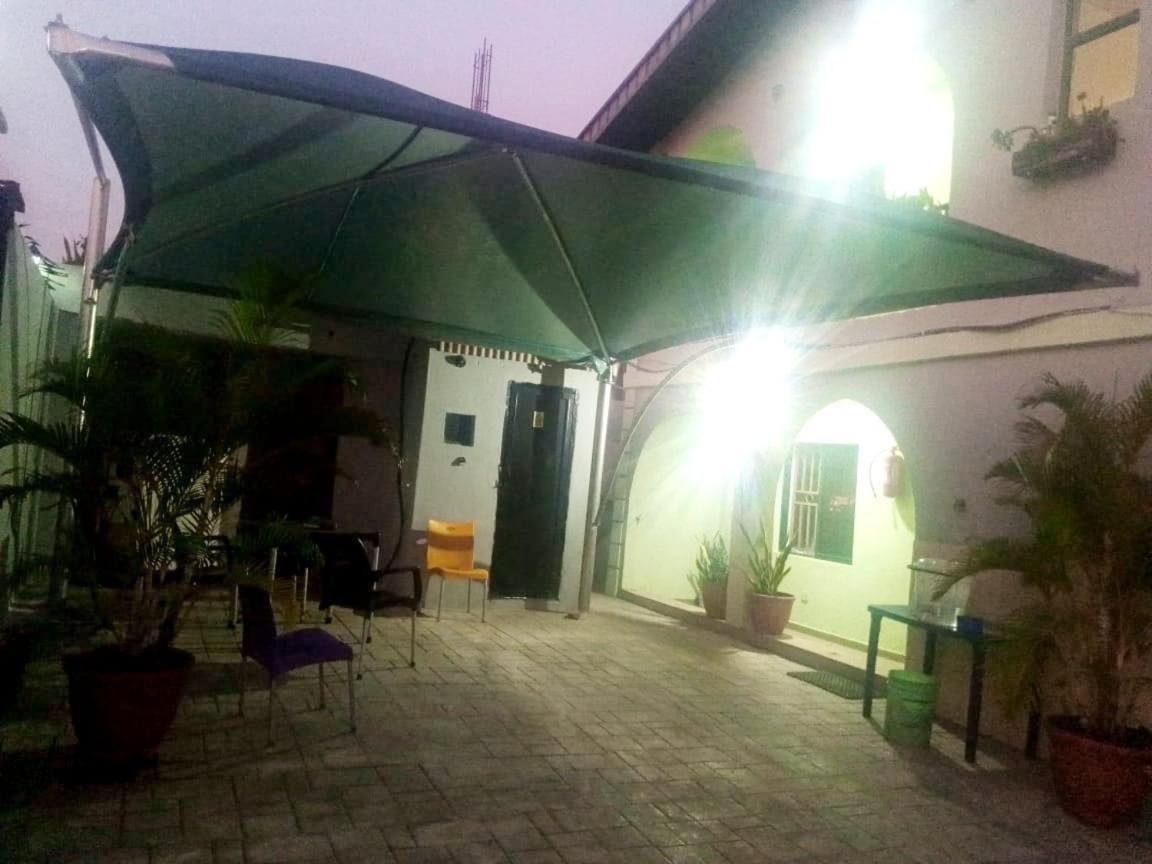 לגוס Staycation Suites And Apartment מראה חיצוני תמונה