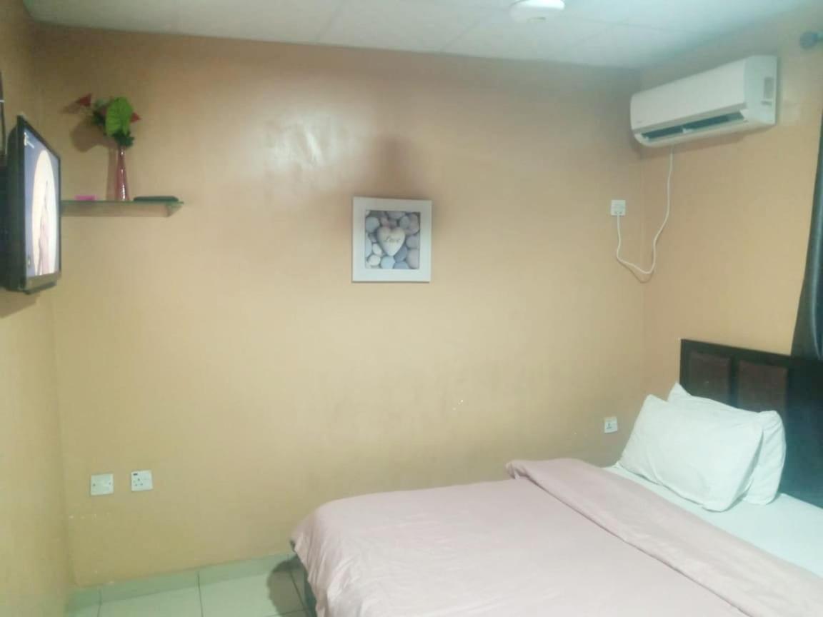 לגוס Staycation Suites And Apartment מראה חיצוני תמונה