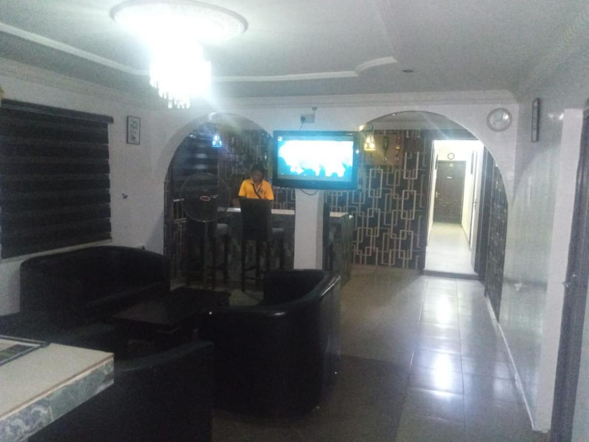 לגוס Staycation Suites And Apartment מראה חיצוני תמונה