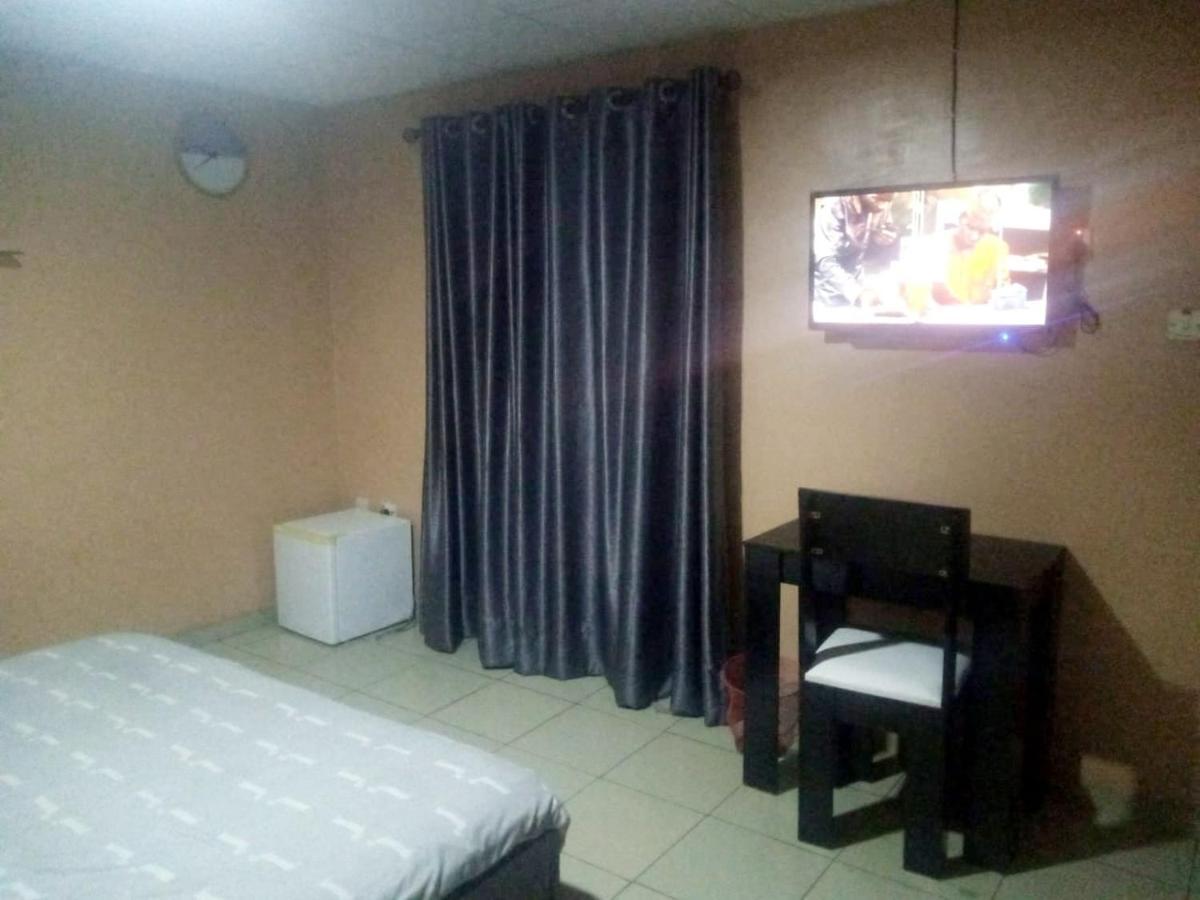 לגוס Staycation Suites And Apartment מראה חיצוני תמונה