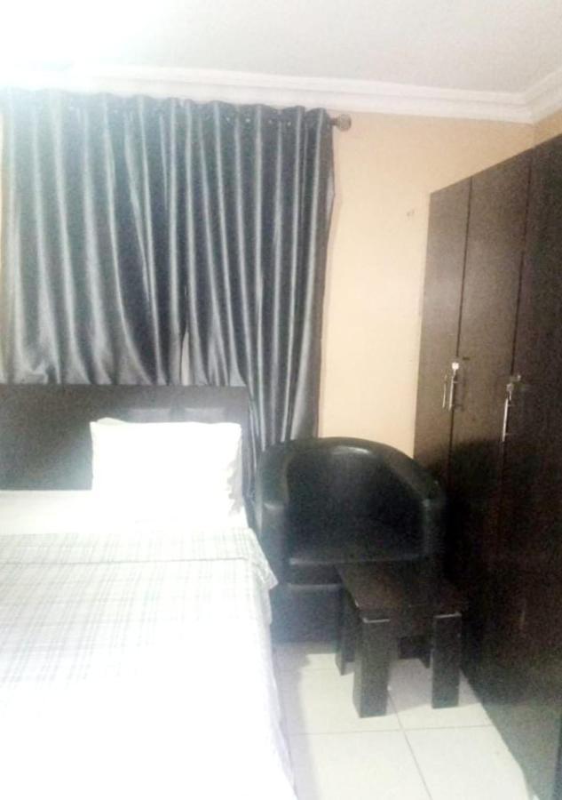 לגוס Staycation Suites And Apartment מראה חיצוני תמונה
