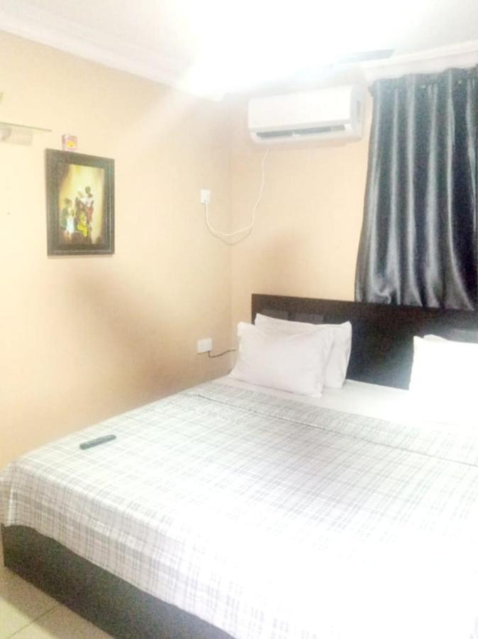 לגוס Staycation Suites And Apartment מראה חיצוני תמונה