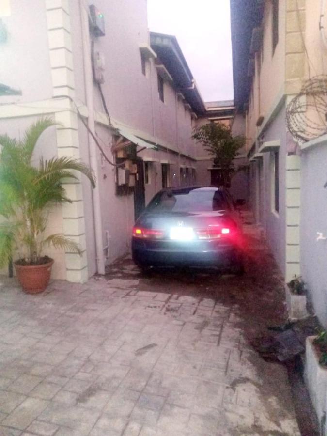 לגוס Staycation Suites And Apartment מראה חיצוני תמונה