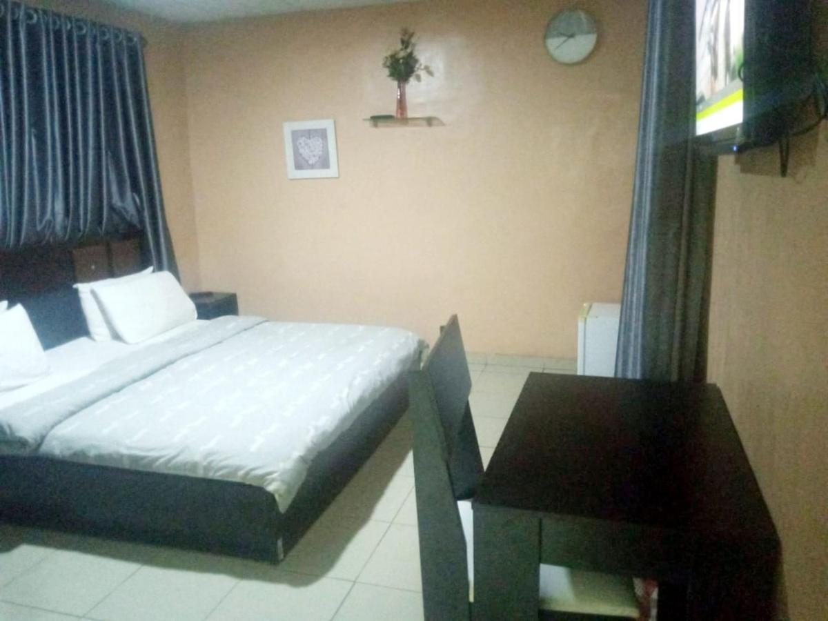 לגוס Staycation Suites And Apartment מראה חיצוני תמונה