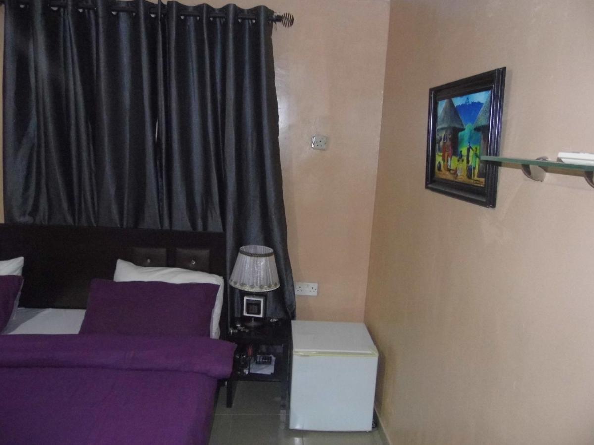 לגוס Staycation Suites And Apartment מראה חיצוני תמונה