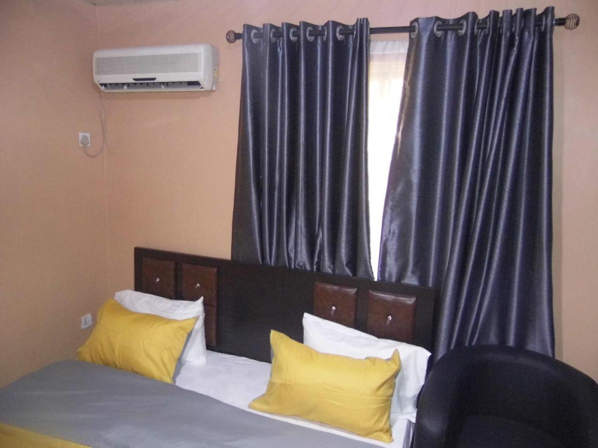 לגוס Staycation Suites And Apartment מראה חיצוני תמונה