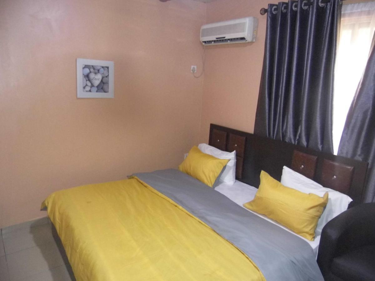 לגוס Staycation Suites And Apartment מראה חיצוני תמונה