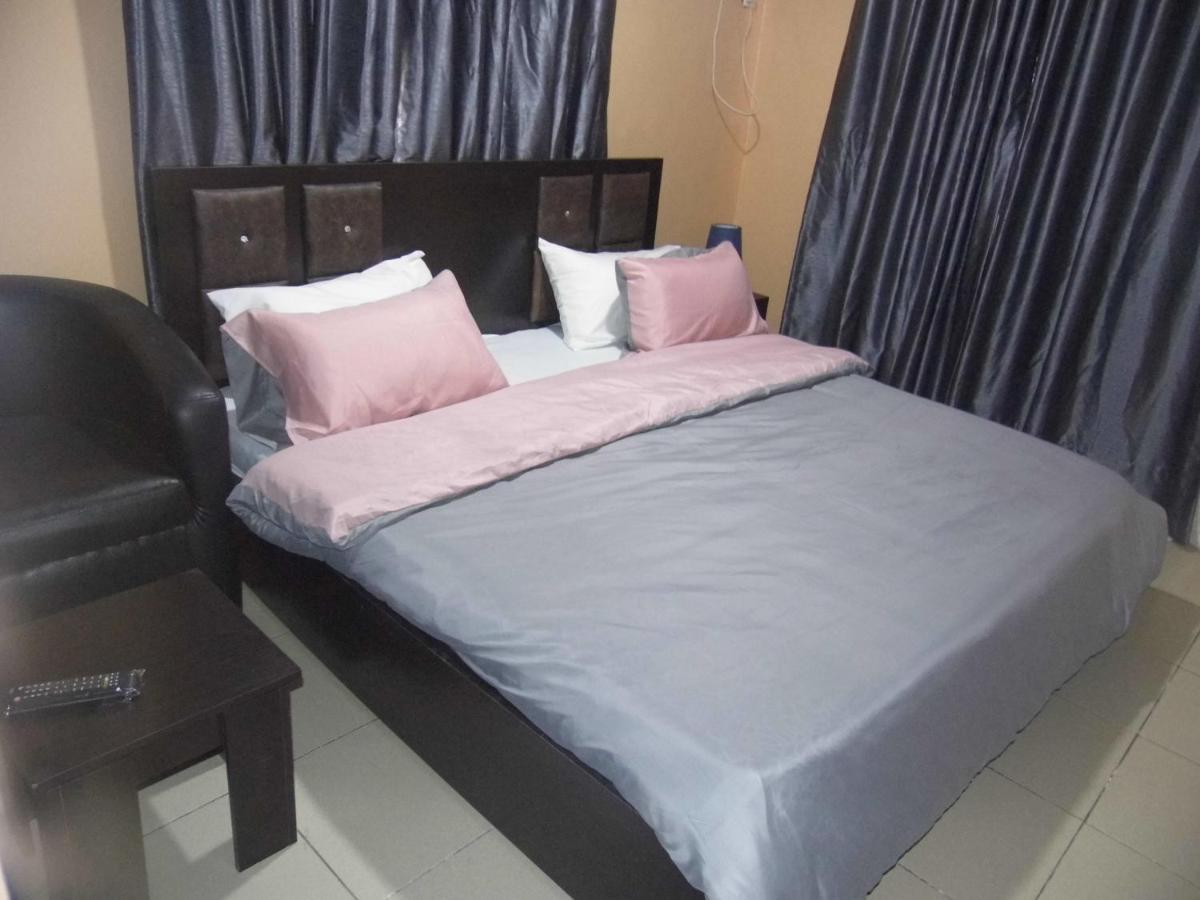לגוס Staycation Suites And Apartment מראה חיצוני תמונה