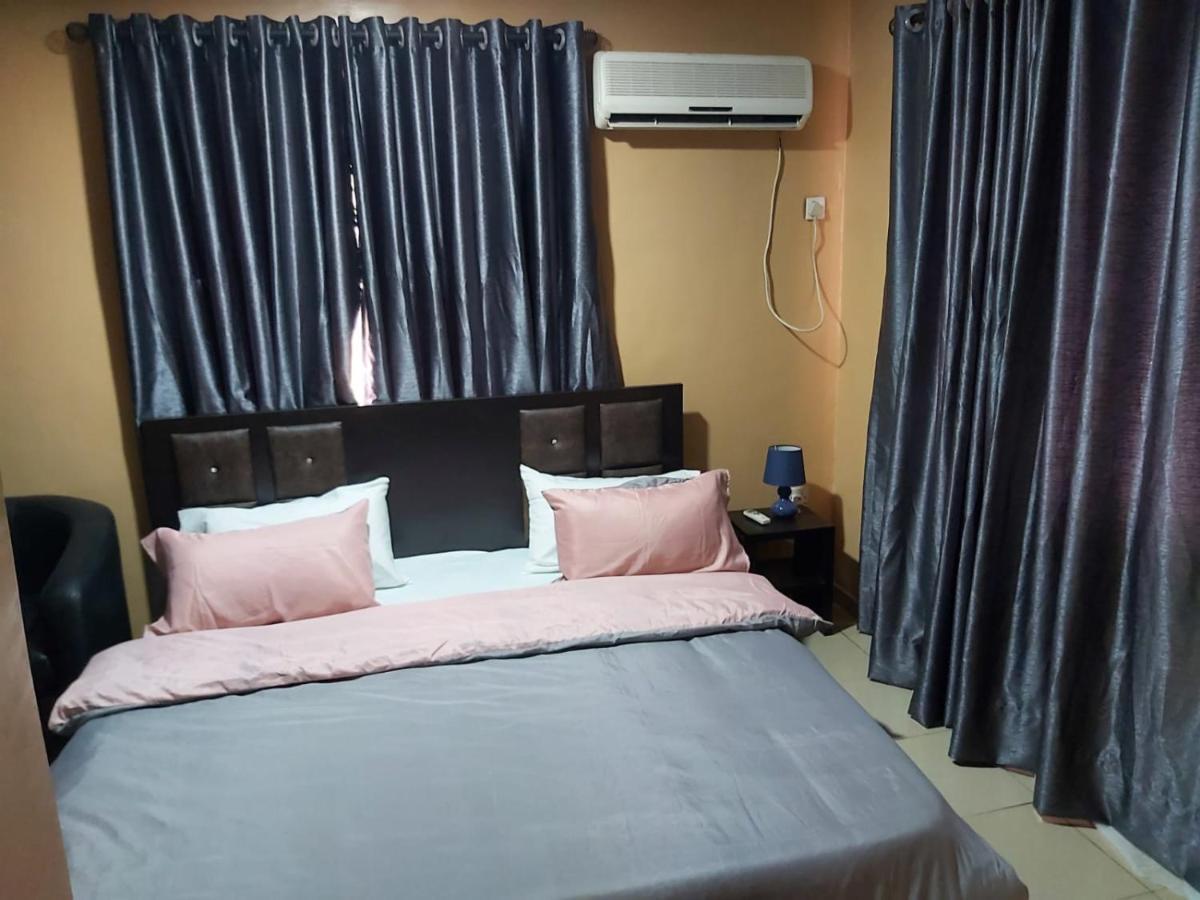 לגוס Staycation Suites And Apartment מראה חיצוני תמונה