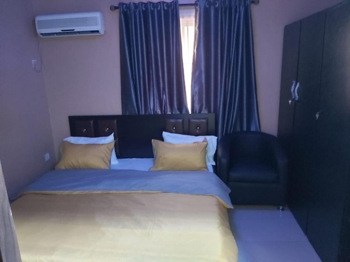 לגוס Staycation Suites And Apartment מראה חיצוני תמונה