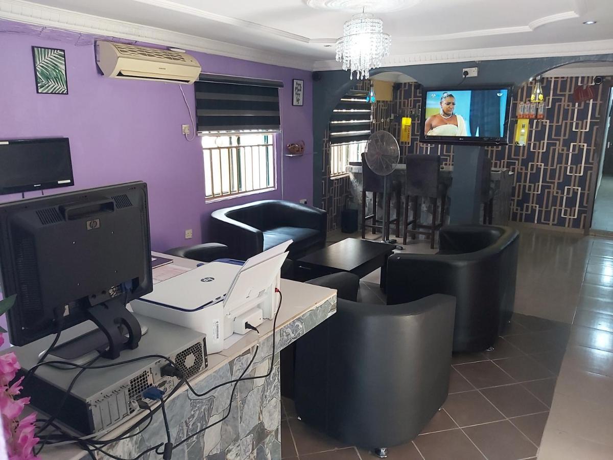 לגוס Staycation Suites And Apartment מראה חיצוני תמונה