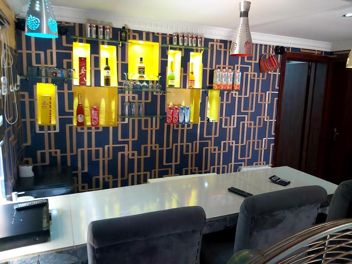לגוס Staycation Suites And Apartment מראה חיצוני תמונה